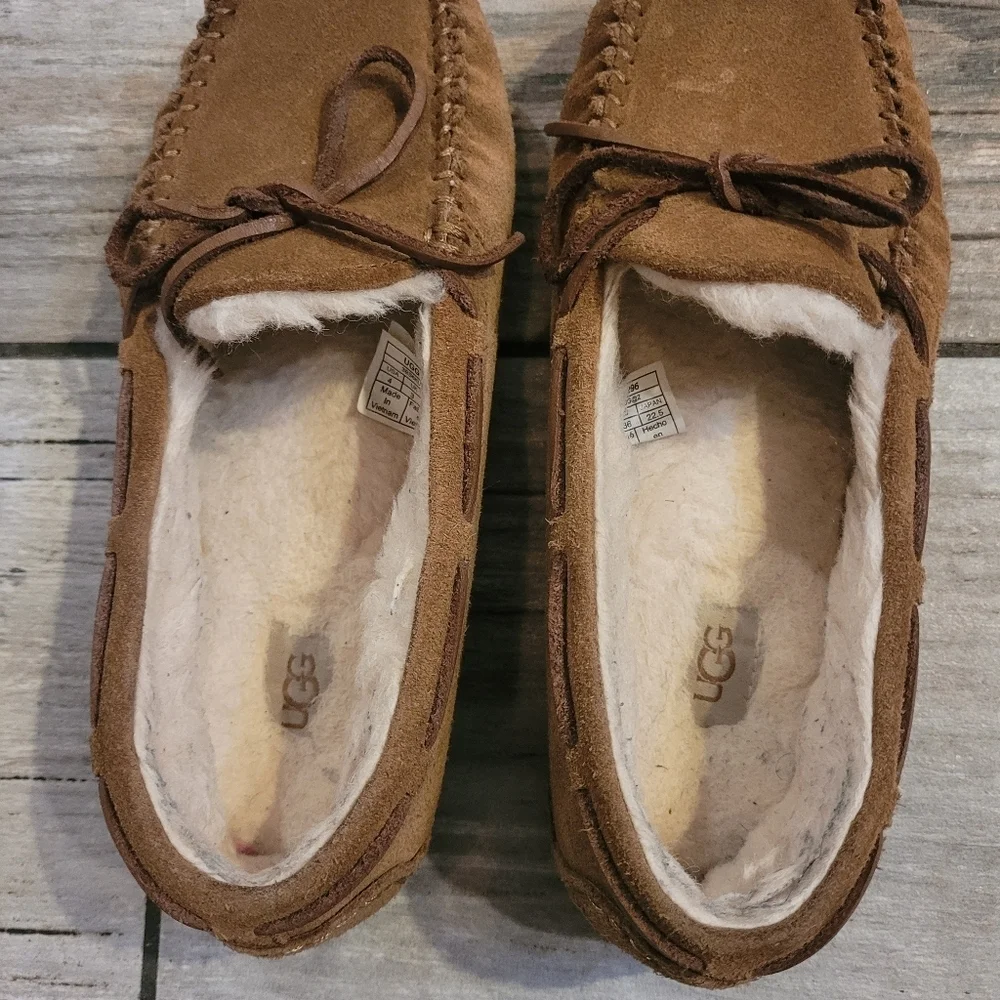 UGG Dakota slippers Girls size 4 chestnut brown water resistant suede comfy cozy